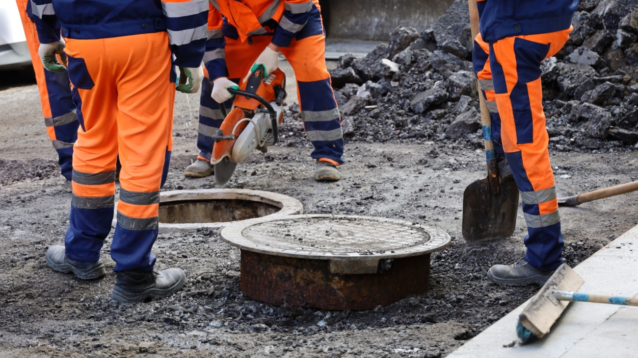 Selective,Focus,To,Workers,Repair,The,Sewer,Well,Located,On