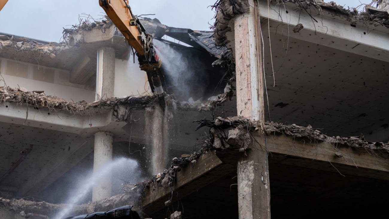 Heavy,Machinery,Is,Engaged,In,The,Controlled,Demolition,Of,A